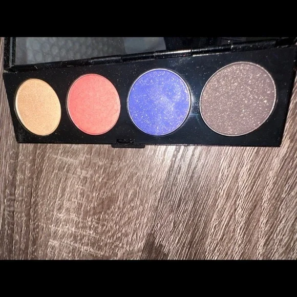 MAC cosmetics Hello‎ Kitty Lucky Tom Eyeshadow Palette